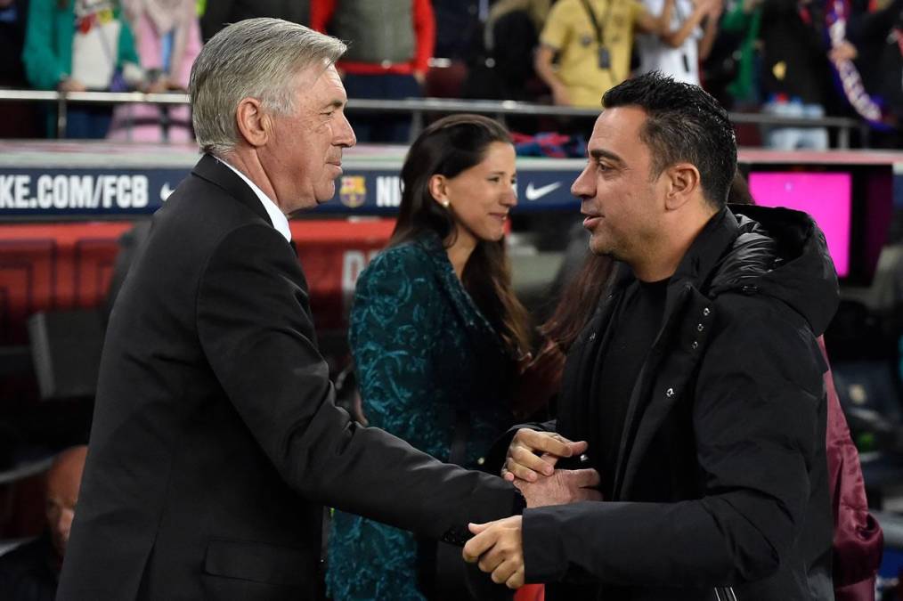 El saludo entre Carlo Ancelotti y Xavi Hernández antes del inicio del Clásico.