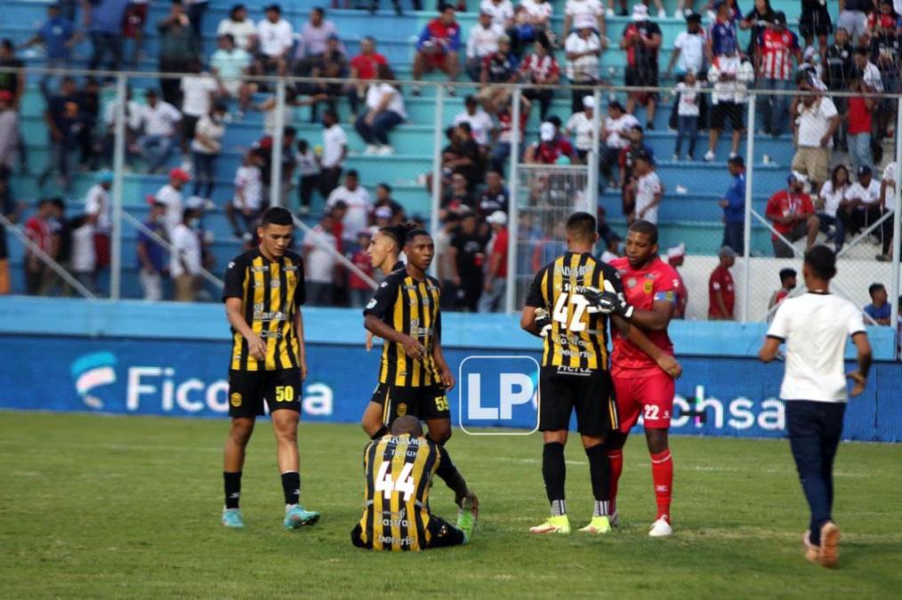 Los jugadores del Real España terminaron exhaustos tras el final del partido.