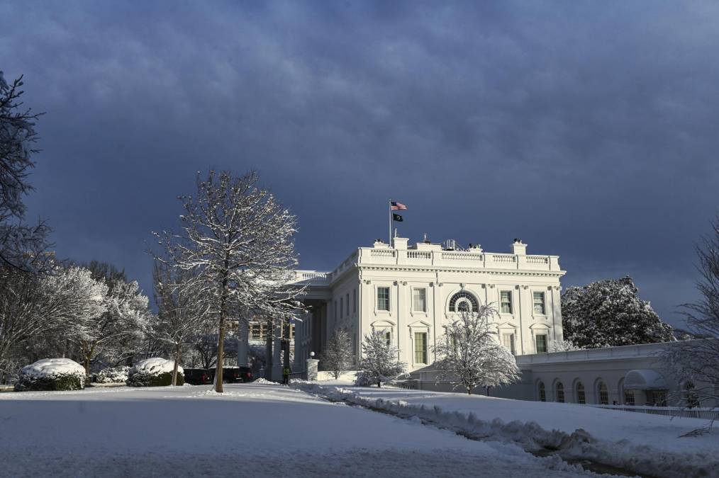  La luz del sol de la tarde llega a la cara oeste de la Casa Blanca después de una tormenta invernal.