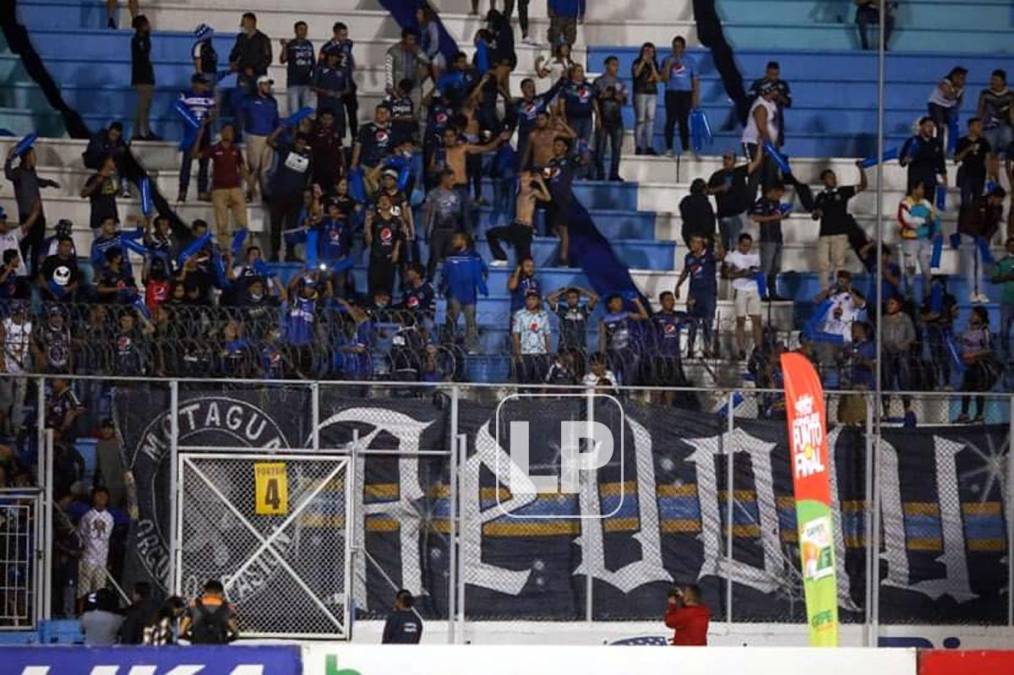 Aficionados del Motagua apoyando a su equipo frente al Olimpia.