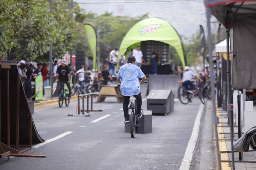 Los skaters y bikers causaron sensación con sus trucos.