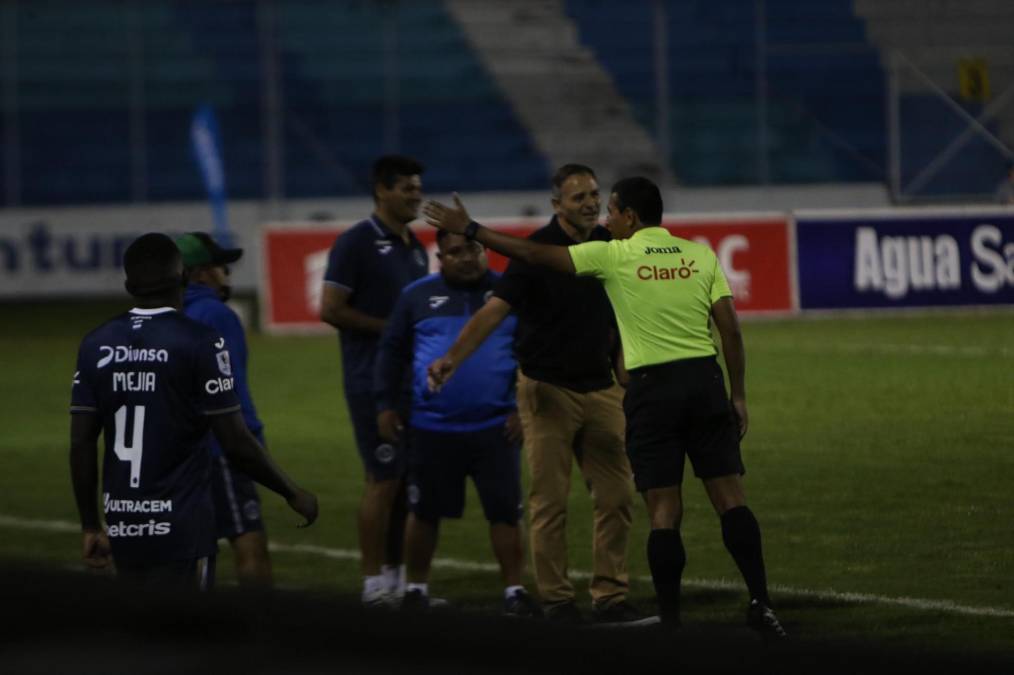 Said Martínez expulsó a un miembro de la utilería del Motagua. En el cuadro azul se mostraron molestos con el árbitro por el penal sancionado en contra.
