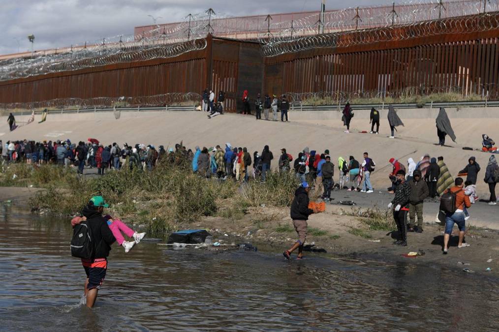 Los migrantes que cruzaron en las últimas horas hacen parte de una caravana que padeció el secuestro por parte de criminales en su paso por Durango (México).