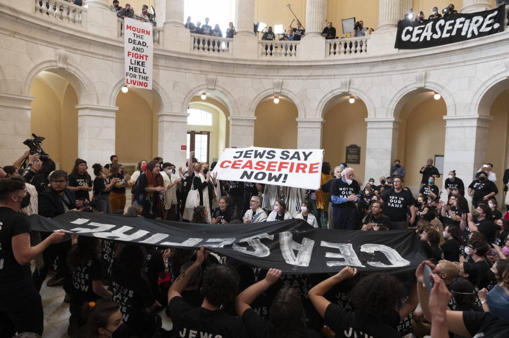 Una protesta dentro y fuera del Capitolio de Estados Unidos reclamó este miércoles el alto el fuego en Gaza y el fin del “genocidio” israelí en Palestina.