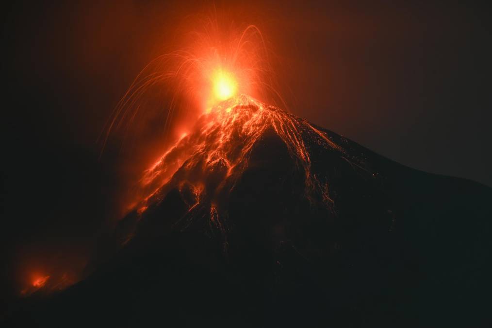 El volcán de Fuego, que en 2018 provocó una avalancha que dejó 215 muertos en <b>Guatemala</b>, inició el sábado una nueva fase de erupción con explosiones, expulsión de ceniza y flujos de lava, anunciaron las autoridades que hasta ahora no reportan evacuaciones.