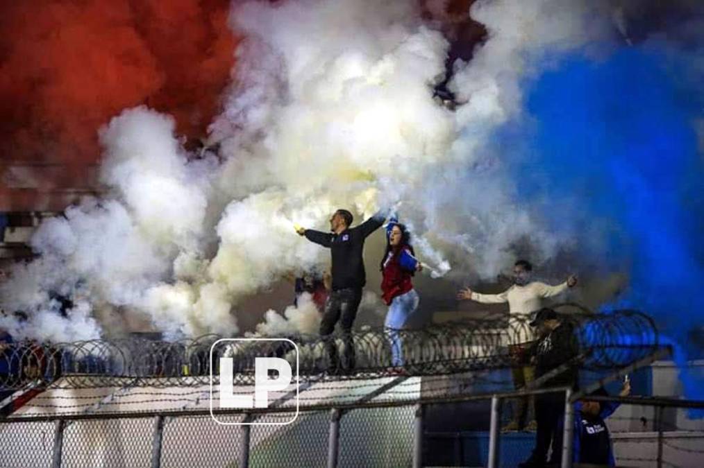 Los aficionados del Olimpia le pusieron color al estadio Nacional Chelato Uclés.