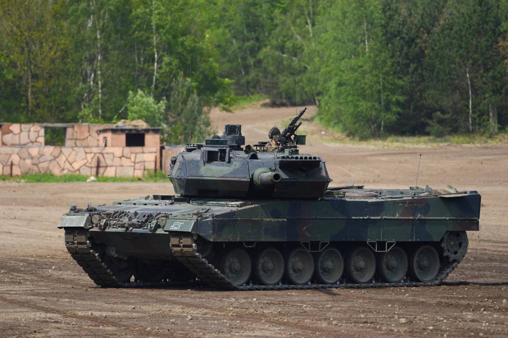 En Alemania se desarrolló el Leopard 2 y en EEUU el Abrams. Los Leopard 2 se producen en serie desde 1978, en diversas variantes según las necesidades del cliente, y además se han hecho desde entonces algunas mejoras.