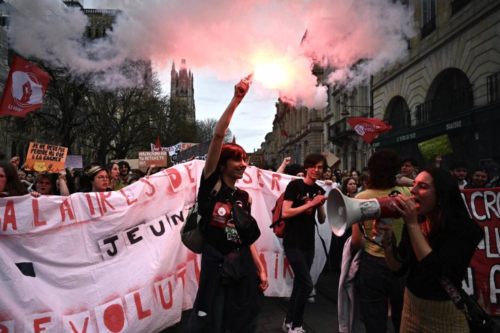 Como en París, las manifestaciones también degeneraron en incidentes en otras ciudades del país, como Rennes, Nantes, Burdeos o Lorient.