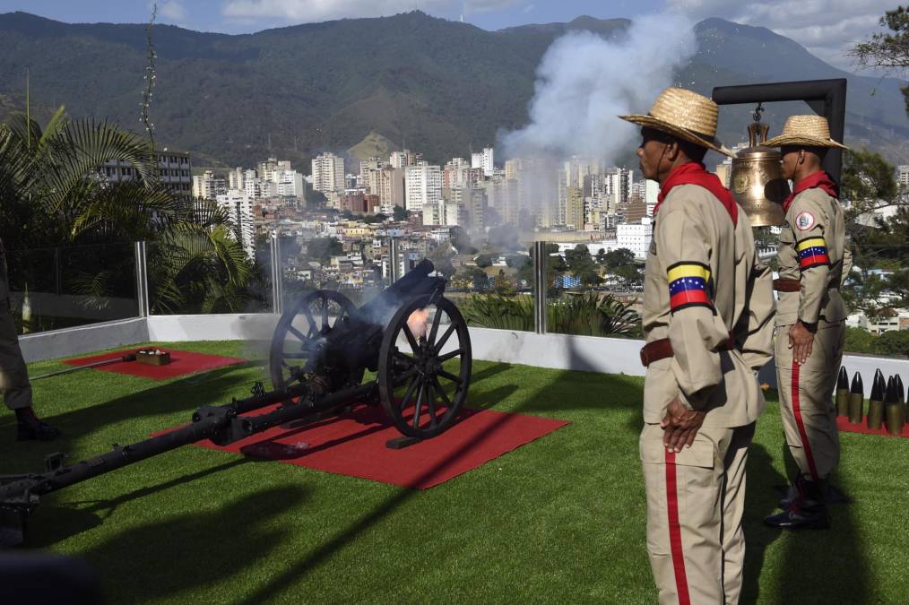 En el Cuartel de la Montaña, antiguo museo militar rebautizado como Cuatro de Febrero en honor a la fecha de 1992 en la que, desde sus instalaciones, Chávez dirigió el golpe de Estado, miembros del Gobierno y simpatizantes del hombre que rigió los destinos de Venezuela hasta 2013 recordaron su legado.