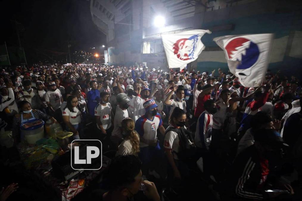 Llenazo espectacular de afición de Olimpia y fiesta de la Ultra Fiel en el Nacional ante Municipal