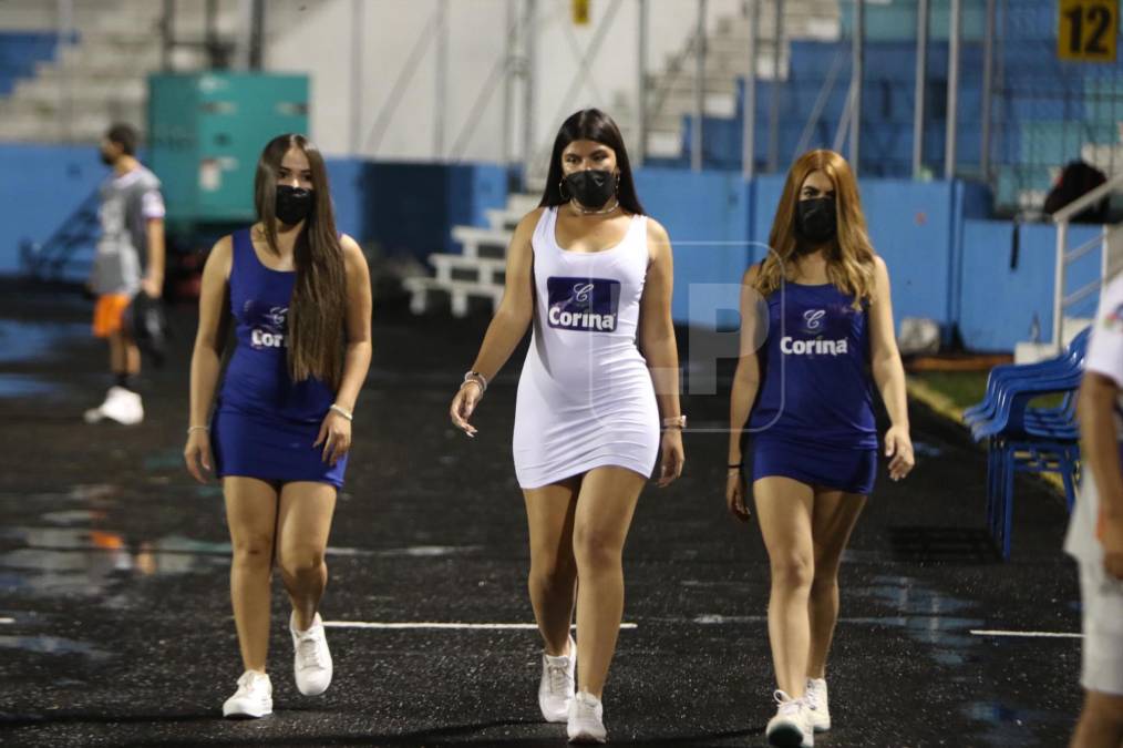 Tres hermosas edecanes que fueron captadas por el lente de Diario LA PRENSA previo al inicio del partido.