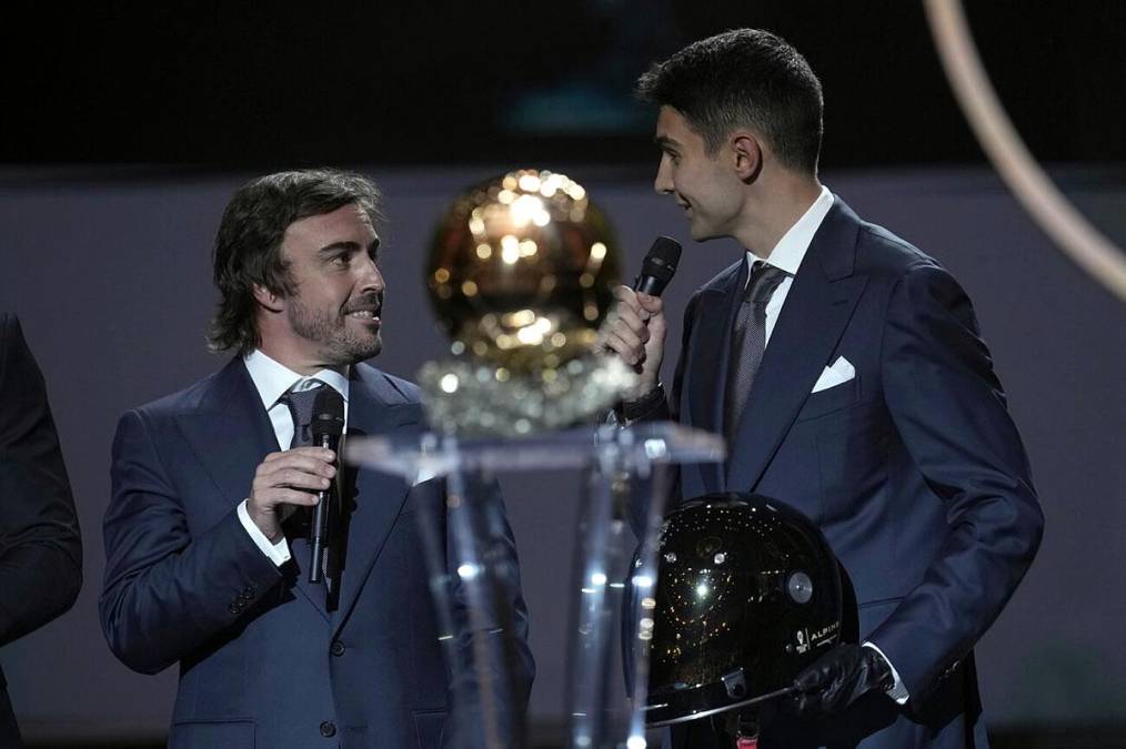Los pilotos de Fórmula 1, el español Fernando Alonso y el francés Esteban Ocon, eran los ‘marcianos’ que transportaron los Balones de Oro a la Gala.