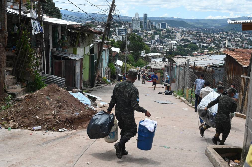 Los derrumbes han destruido viviendas construidas con ladrillos, bloques de cemento y otros materiales livianos como madera y laminas de zinc, estos últimos utilizados por las familias más pobres de los sectores afectados por la falla geológica.