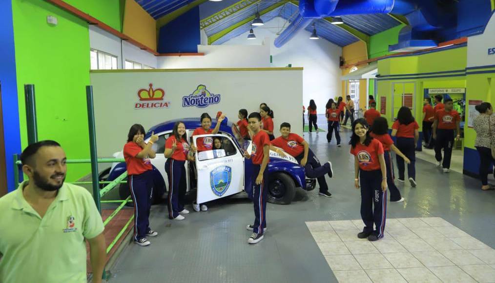 La Estación Policial: Una mini estación de policía con una motocicleta y una patrulla que sirven de escenario para tomar fotografías. Los niños también pueden disfrazarse de policías y aprender sobre sus derechos y el trabajo de los agentes.