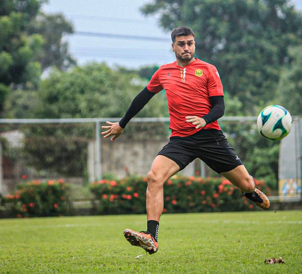 Ramiro Rocca, de 10 goles en la campaña sin ser titular, se marchará a Argentina a inicios de diciembre, pero antes de tomarse sus vacaciones, definirá su futuro con el Real España, donde está próximo a convertirse en el máximo goleador extranjero en la historia de la entidad.