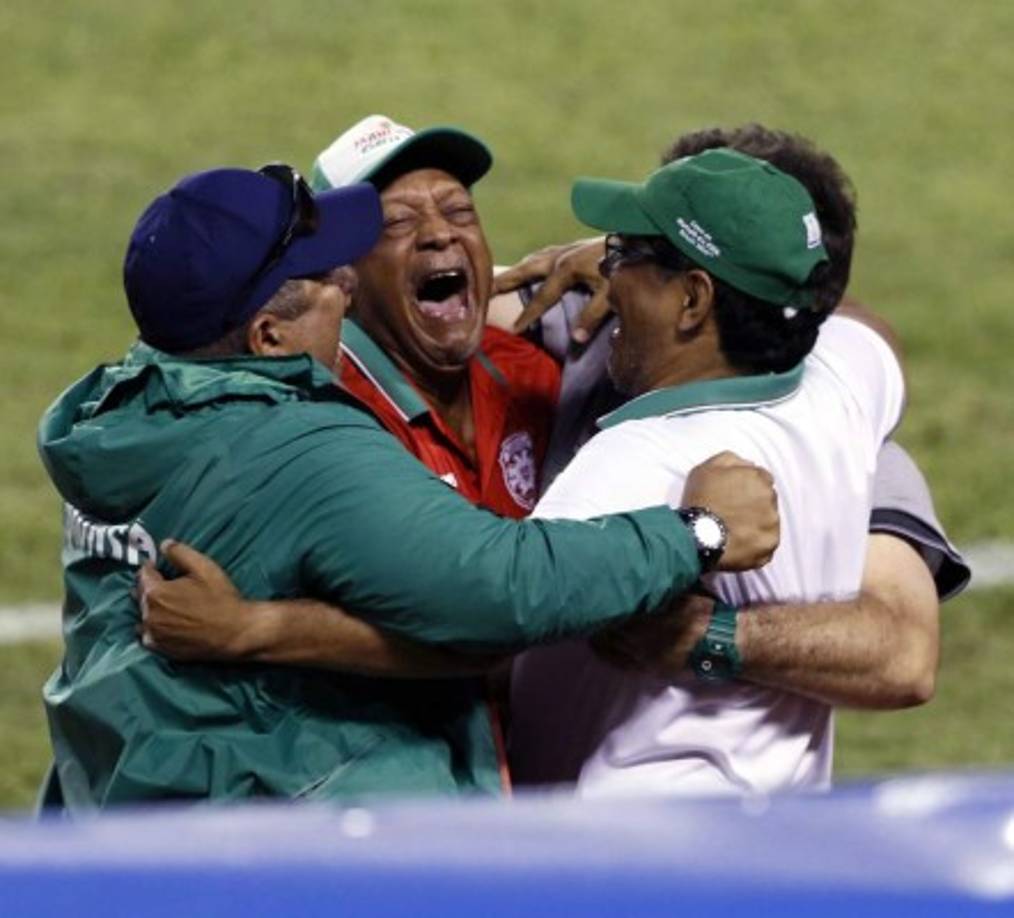 La euforia del cuerpo técnico del Marathón celebrando la victoria.