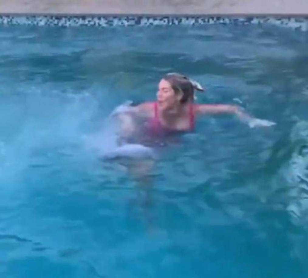 A Wanda Nara la lanzaron la piscina Mauro Icardi y el volante Leandro Paredes. Inmediatamente la chica señaló que tomará venganza por la broma que le hicieron en la fiesta.