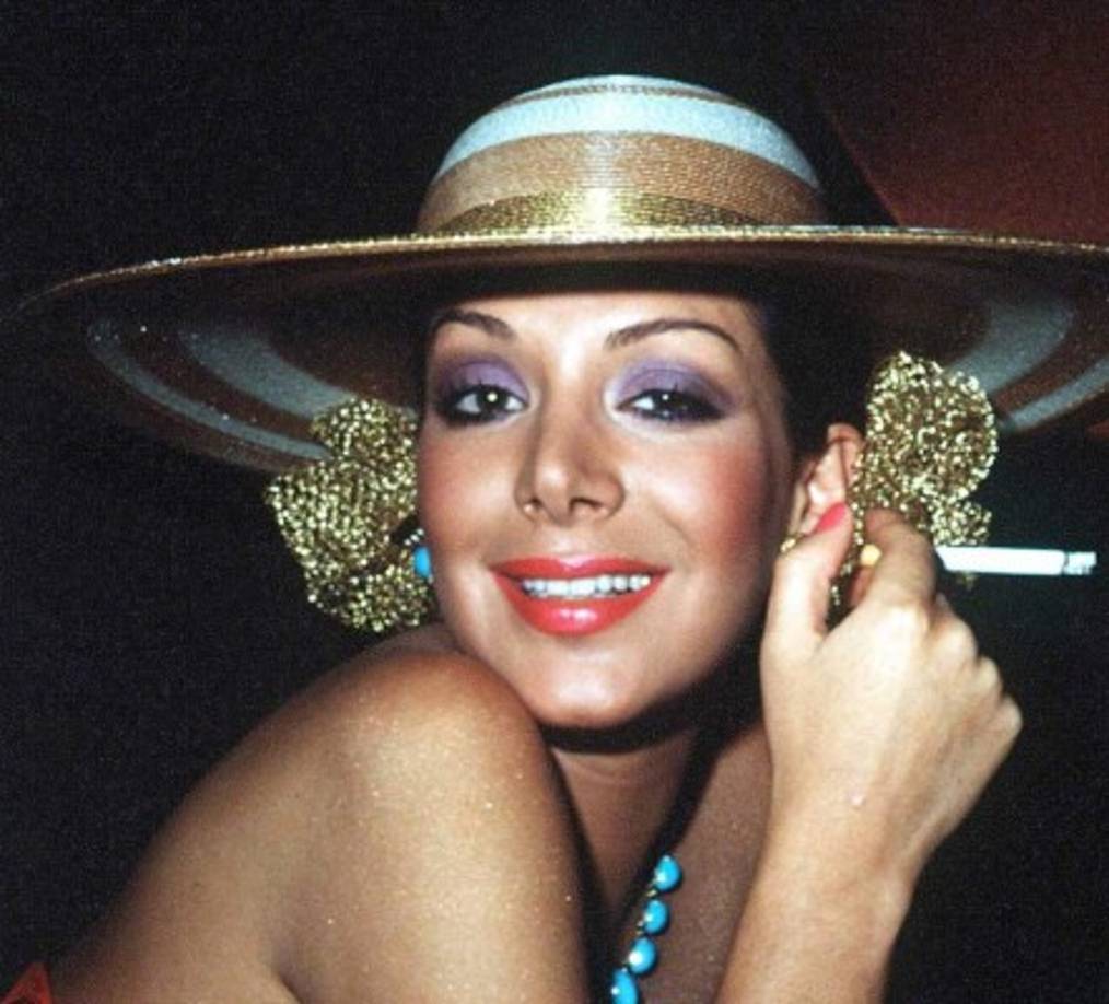 Virginia Vallejo. La periodista más famosa de Colombia en la década de los 80 fue la amante 'oficial' de Pablo Escobar entre 1982 y 1987. Ella era una de las mujeres más hermosas y reconocidas del país, y no fue una más en la lista del líder del cartel de Medellín. 'Fue un gran amor. Una de las mujeres más importantes en la vida del patrón. No fue una amante, fue su mujer. Estaba loco por ella', reveló el jefe de sicarios y mano derecha de Escobar, Jhon Jairo Velásquez Vásquez, alias Popeye.