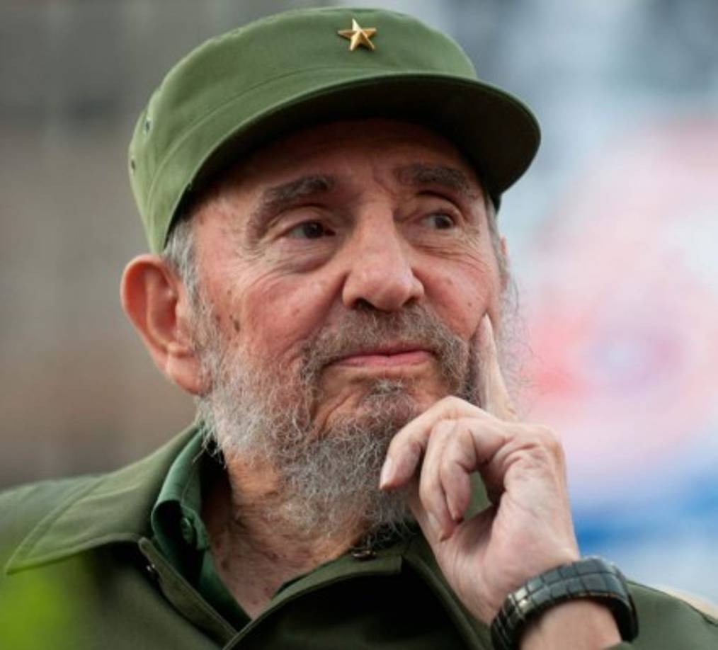 Fidel Castro - Cuba<br/><br/>Nació el 13 de agosto de 1926 y murió el 25 de noviembre de 2016.<br/><br/>Fue un militar, revolucionario, estadista y político cubano. <br/>Fue mandatario de su país como primer ministro (1959-1976) y presidente (1976-2008). <br/><br/>Era diputado de la Asamblea Nacional del Poder Popular (desde 1976). Profesionalmente era abogado, doctor en Derecho Civil y licenciado en Derecho Diplomático.<br/><br/>Después de una serie de expropiaciones a propietarios estadounidenses, los desencuentros con los Estados Unidos desembocaron en el embargo económico contra Cuba.<br/><br/>