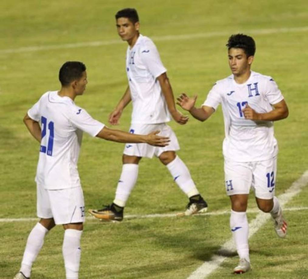 Jonathan Rubio salió de cambio en el segundo tiempo y fue felicitado por sus compañeros debido a su gran debut.