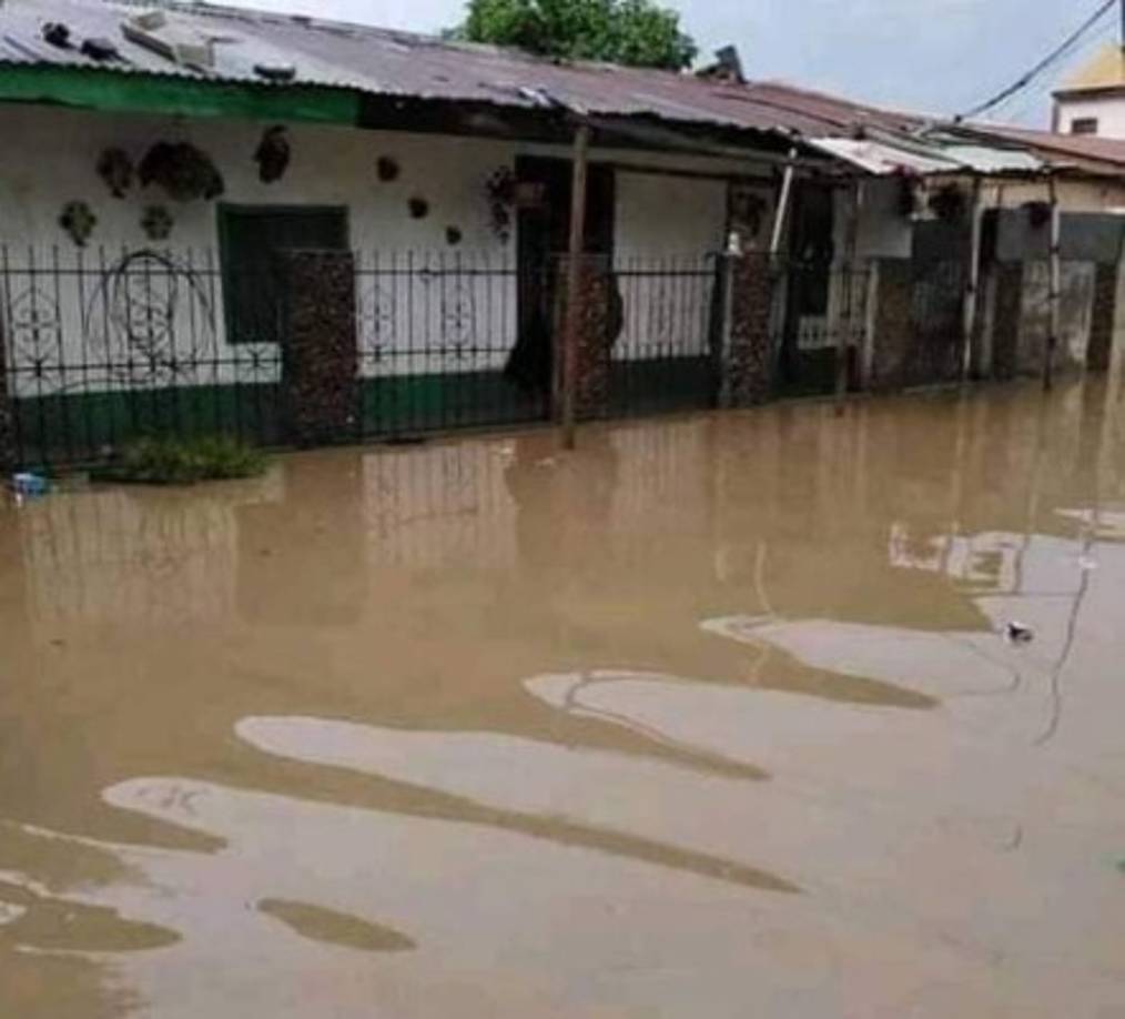 'Otra vez se está metiendo el agua ', anunció el jugador Darwin Bermúdez en su cuenta de Facebook y compartió esta foto de lo qe está ocurriendo en su residencia.
