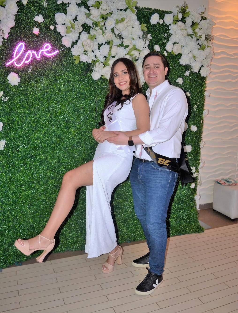 Andrea Zúniga y Carlos Cubero festejan su despedida de solteros