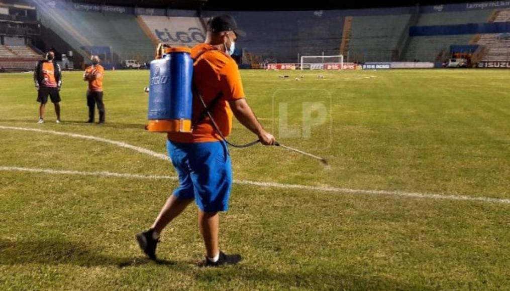 Previo al inicio del partido, se desinfectó el césped del estadio Nacional de Tegucigalpa. Esta es una de las medidas de bioseguridad que se han implementado en el fútbol de Honduras por la pandemia del Covid-19.