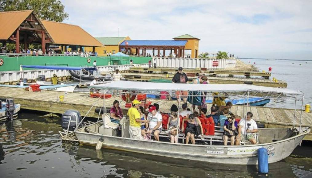Los turistas también recorrieron la bella bahía de Trujillo a bordo de lanchas.