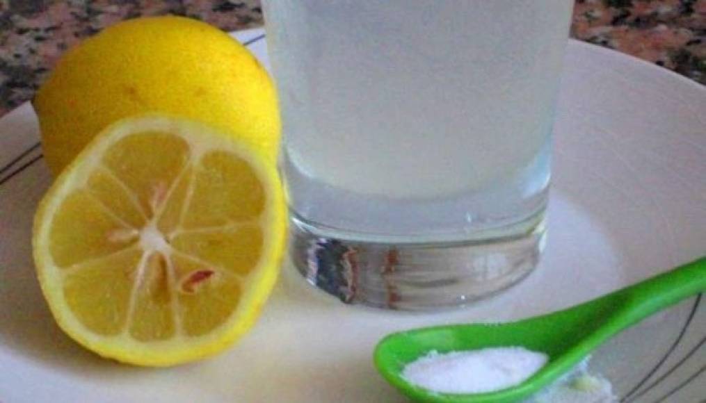 1. Limón y bicarbonato de sodio para aclarar las axilas. El limón es un blanqueador de la piel muy popular. Crea una pasta de bicarbonato de sodio con limón y aplícatelo en las axilas todos los días durante una semana. En caso que se irrite la piel entonces reduce el uso.<br/>