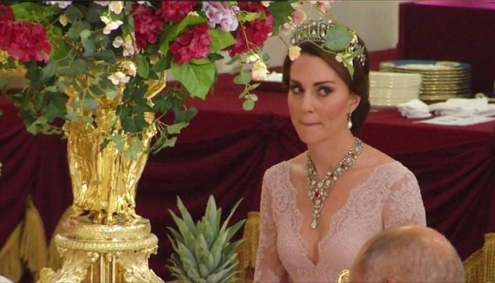 Por su parte, Kate Middleton, Duquesa de Cambridge, llegó al banquete vestida de rosa, usando la tiara Lovers Knot y un collar de la Reina, el collar King George and Queen Elizabeth de diamantes y rubíes.