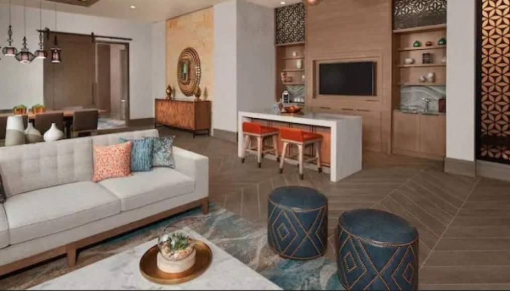 Recientemente, un video de la suite de LeBron James se difundió en Twitter, lo que provocó que muchos se quedaran asombrados ante el gran y hermoso espacio que es prácticamente un apartamento en sí mismo.