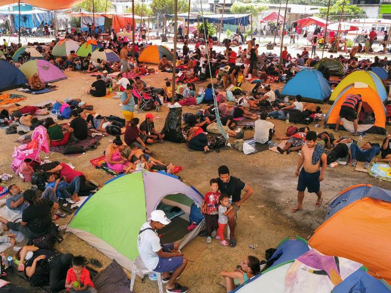Un grupo de migrantes descansa en un campamento improvisado hoy, en el municipio de San Pedro Tapanatepec en el estado de Oaxaca.