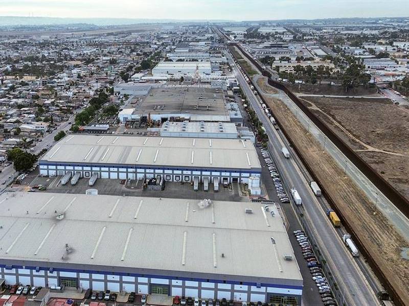 Fotografía aérea de la garita de aduanas de transporte en Tijuana (México).