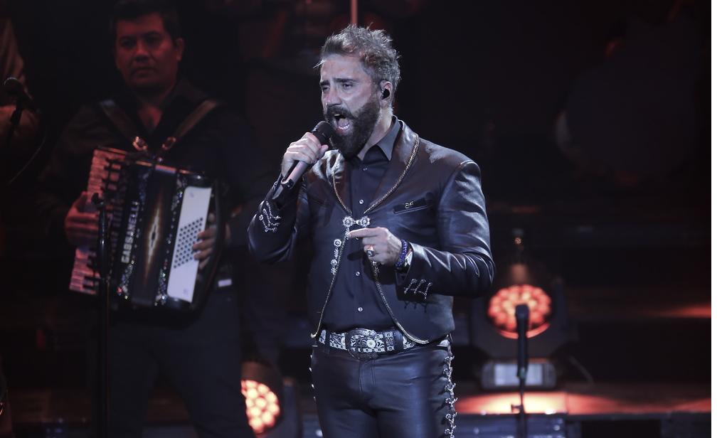 VIDEO: Alejandro Fernández llora en concierto al recordar a su padre Vicente