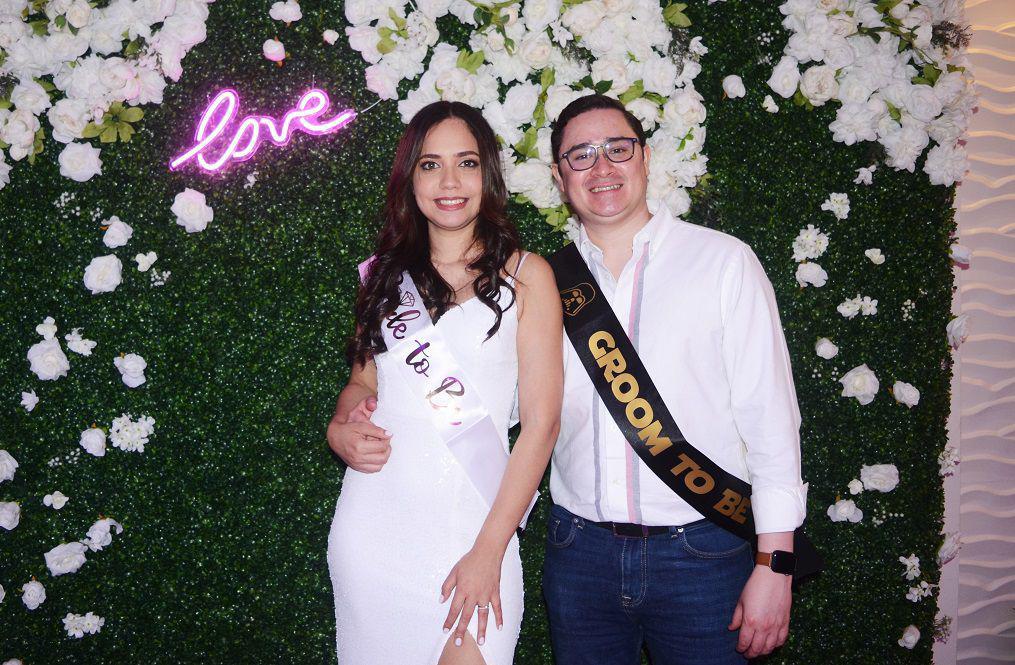 Andrea Zúniga y Carlos Cubero festejan su despedida de solteros