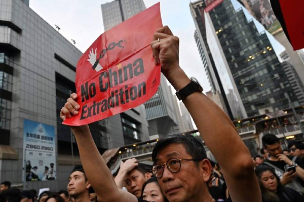 En China, los medios del Estados y las redes sociales guardaron silencio sobre la protesta, sin mencionar tampoco la marcha atrás del gobierno de Hong Kong.