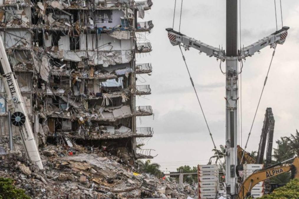 La cifra provisional de fallecidos por el derrumbe se elevó a 94 este lunes mientras los equipos de rescate siguen buscando al resto de víctimas bajo los escombros.