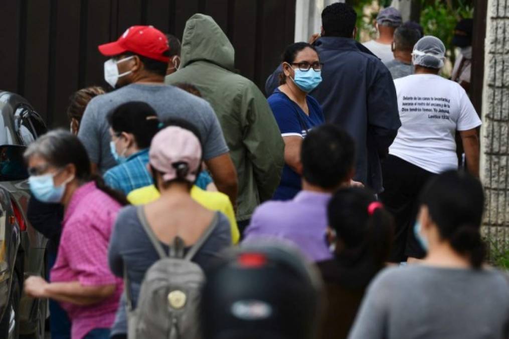 Cada vez que se abre un centro de triaje es abarrotado por hondureños buscando asistencia médica por la pandemia del coronavirus. AFP