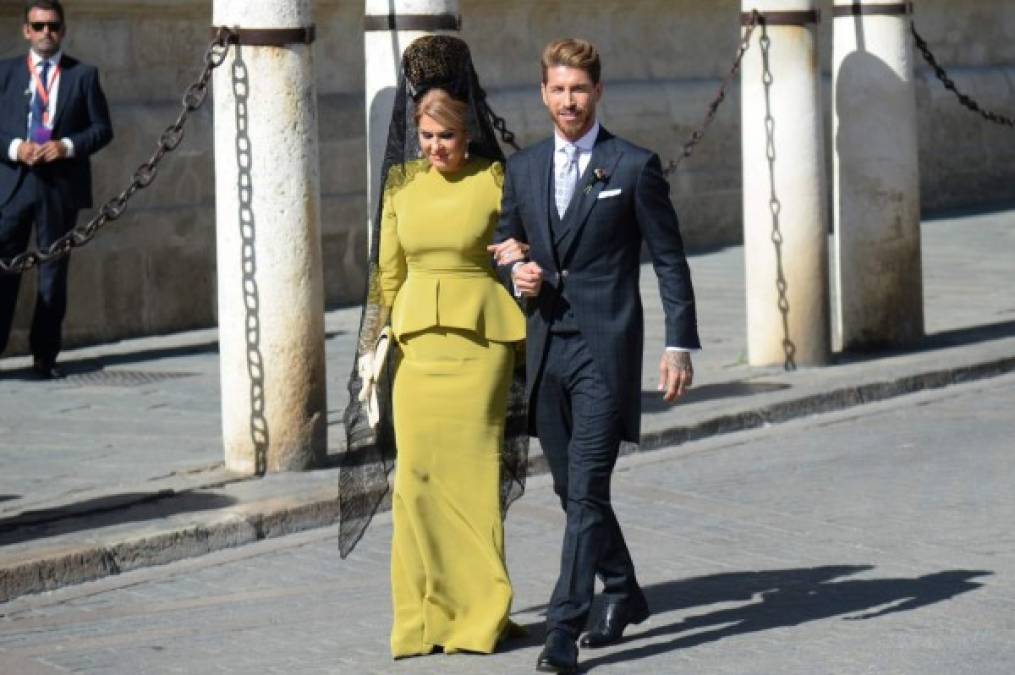 El novio Sergio Ramos también llevó un mini ramo negro en su solapa.