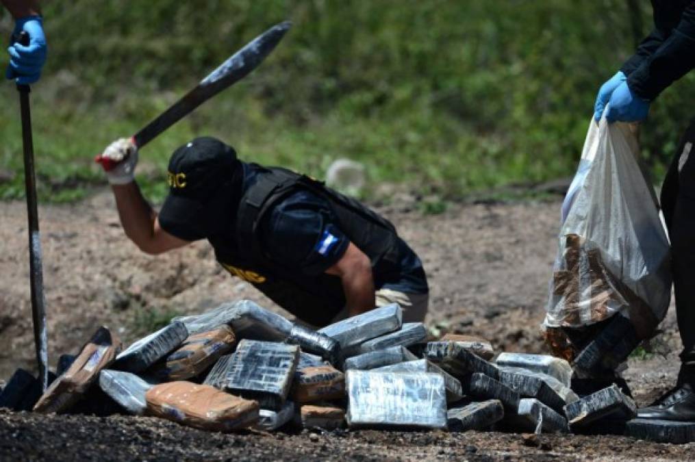 Agentes de la Agencia Técnica de Investigación Criminal trabajaron junto a elementos de la Policía Militar para destruir la cocaína.