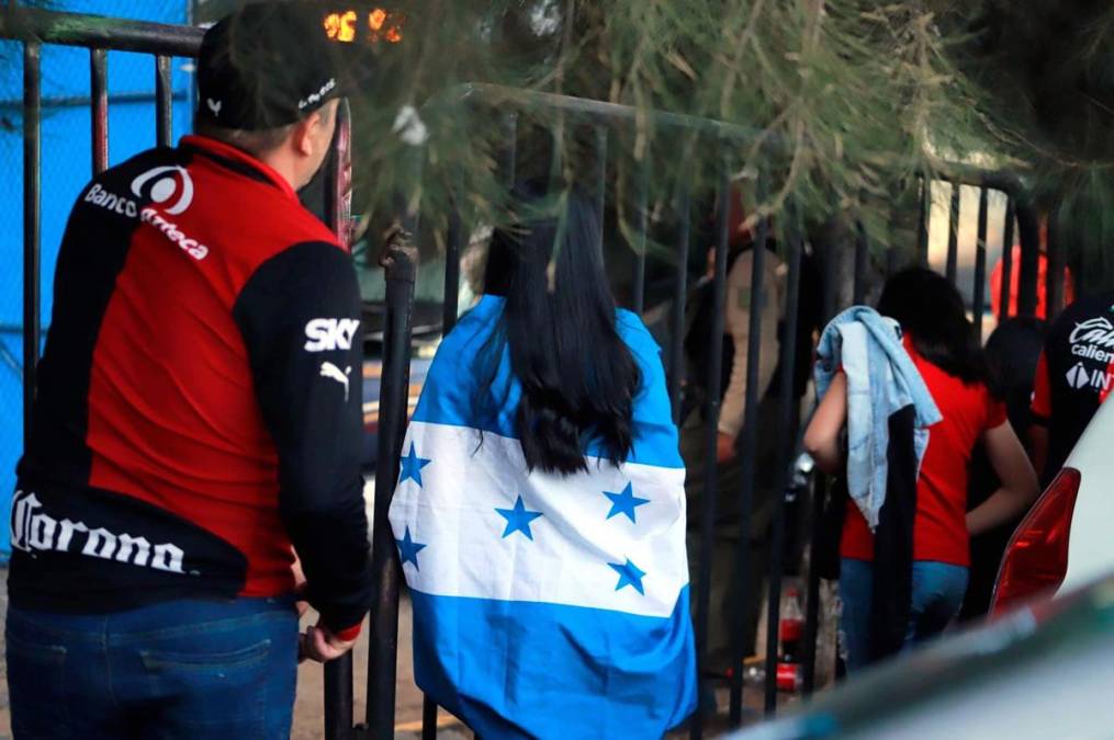 Desde horas antes del inicio del partido llegó la aficion del Olimpia para hacer la fila de ingreso al estadio Jalisco.