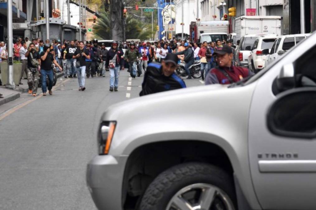 El ataque, plasmado en fotografías y fotos, llegó al extremo de ver a los civiles armados empuñando armas, disparando contra las camionetas, agrediendo a equipos periodísticos y golpeando las camionetas con barras metálicas.<br/><br/>Los diputados decidieron retirarse ante la imposibilidad de llegar hasta la sede del Parlamento.<br/>