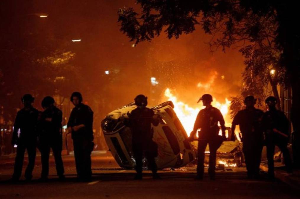 El Departamento de Bomberos del Distrito de Columbia informó en su cuenta de Twitter sobre incendios en el sótano de la Iglesia Episcopal St. John's, así como en una instalación ubicada en el Lafayette Square (la plaza situada frente a la casa presidencial) y en la sede de AFL-CIO, la mayor plataforma de sindicatos del país.