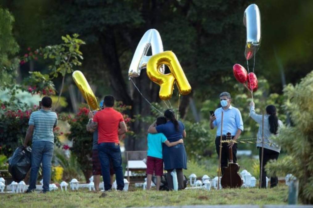 Lágrimas, gritos, cantos, oraciones y silencio. Los que fueron etiquetados como D3 no serán velados por sus familiares, que solo pueden asistir rápidamente al entierro, de menos de cinco minutos de duración.