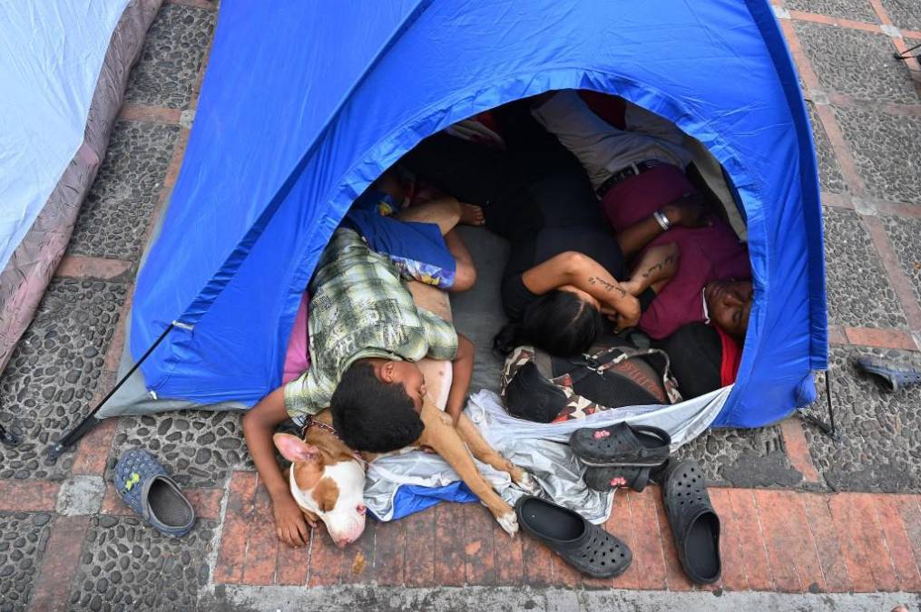  Cientos de migrantes venezolanos amanecieron este miércoles en las cercanías del edificio de la Dirección Policial de Investigaciones (DPI) en Tegucigalpa.