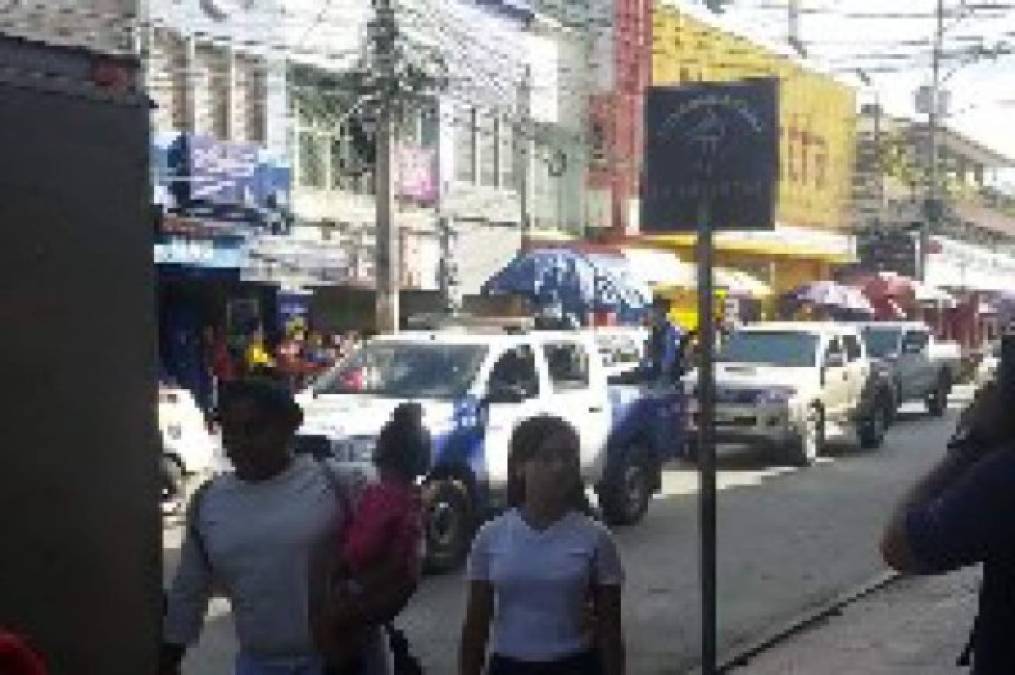 Una patrulla de la Policía Nacional alerta a los comerciante del centro de San Pedro Sula que los negocios deben estar cerrados por la cuarentena implementada por el Gobierno.