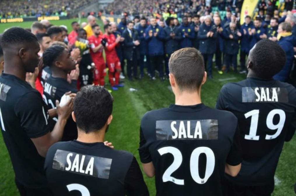 La plantilla del Nantes y el Nimes se unió y le dieron un emotivo homenaje a Emiliano Sala.