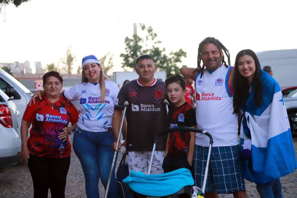 Aficionados olimpistas se hacen sentir en el estadio Jalisco para alentar al Viejo León, que llega a la vuelta con la ventaja de 4-1 logrado en la ida.