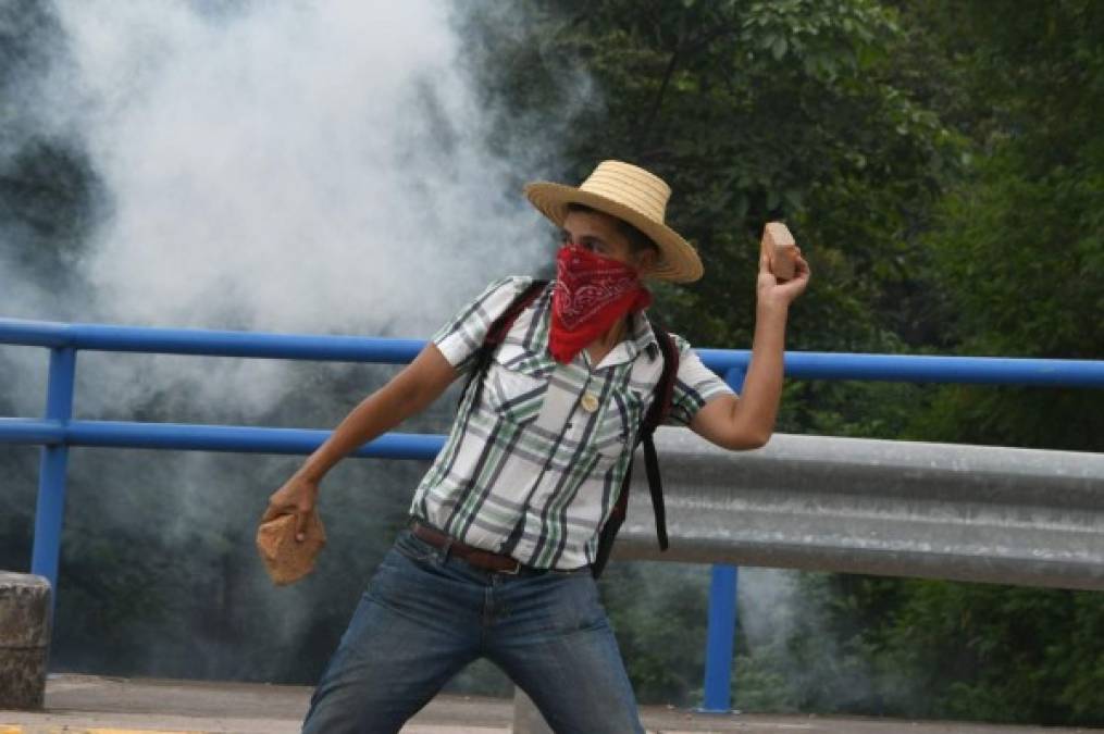 Los estudiantes respondieron lanzándole piedras a los policías, que emplearon el gas lacrimógeno y un cañón de agua a través de una unidad blindada para disolver manifestaciones. AFP