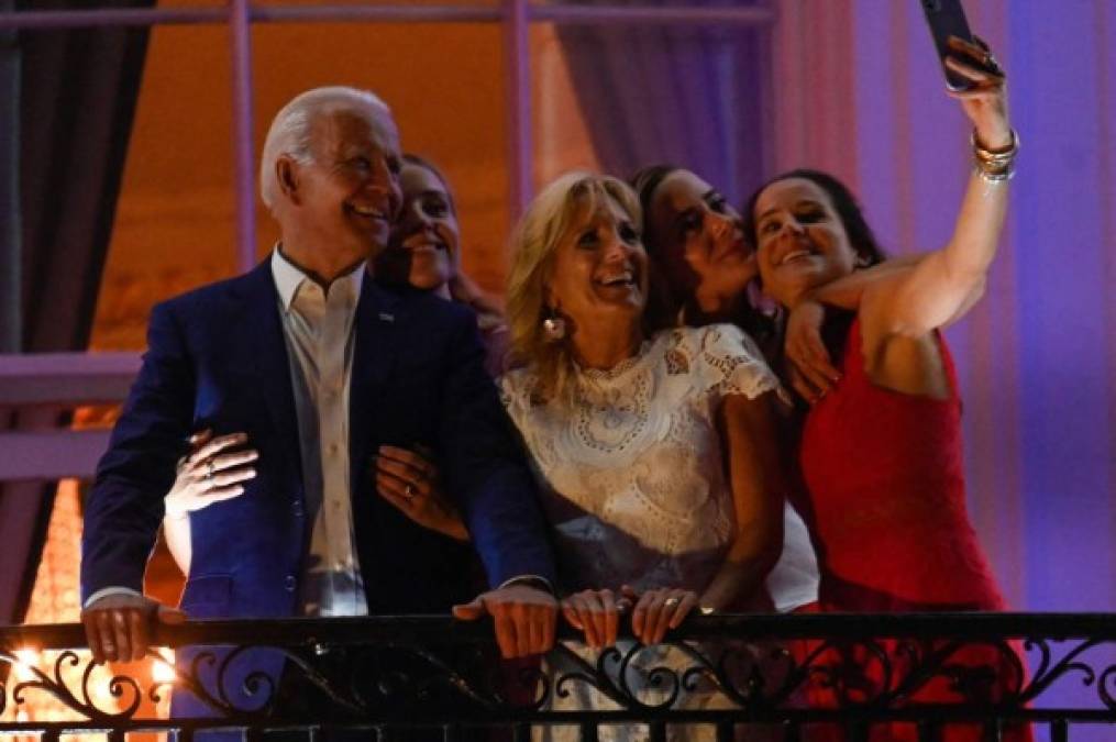 Biden y la primera dama, Jill, estuvieron acompañados por la hija de la pareja Ashley y sus nietas Finnegan y Naomi en el balcón de la Casa Blanca desde donde disfrutaron del espectáculo de fuegos artificiales en la capital estadounidense.